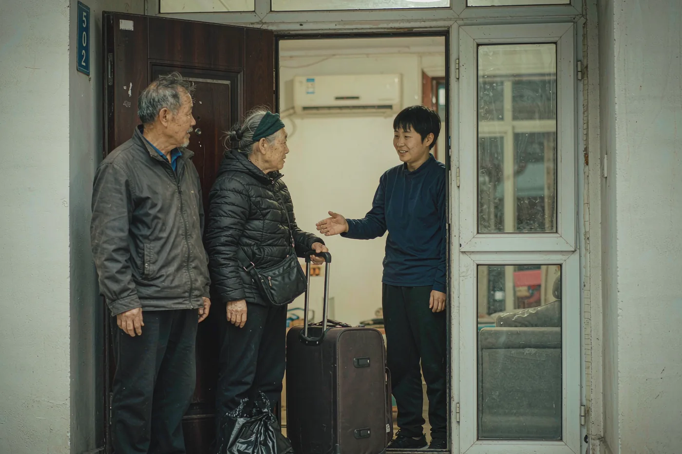 带年迈父母来中国：探亲签证与住宿登记指南