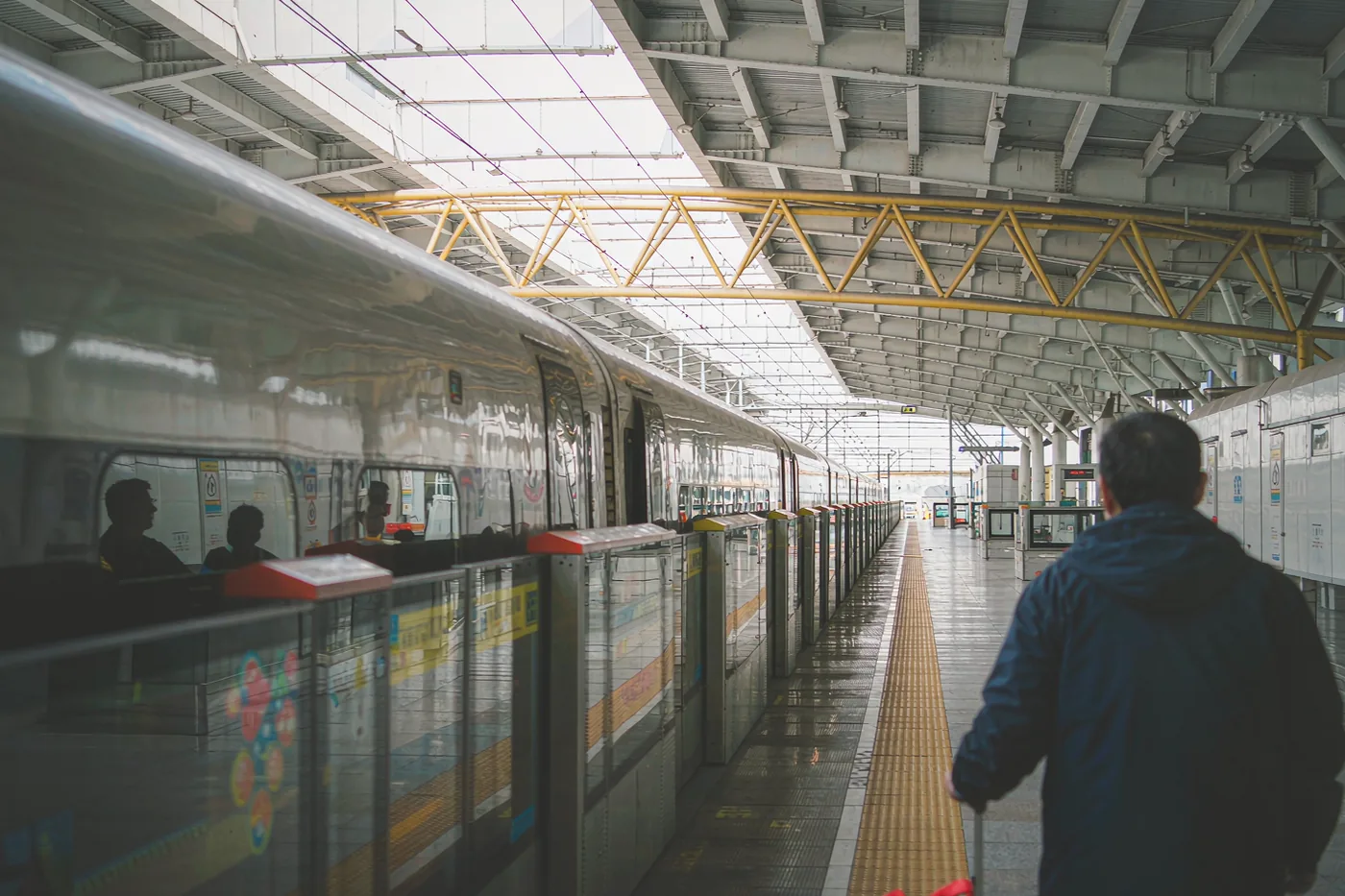 上海虹桥与浦东之间的交通：铁路联络线、换乘与预留时间