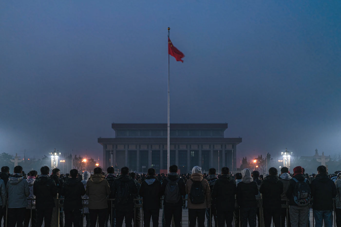 在天安门广场观看升旗仪式